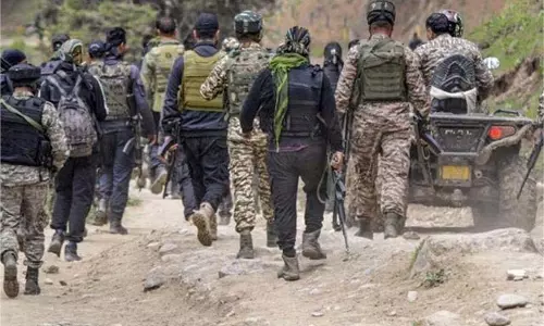 Jammu Kashmir : आतंकी ठिकाना ध्वस्त, हथियार और गोला-बारूद बरामद Jammu Kashmir : आतंकी ठिकाना ध्वस्त, हथियार और गोला-बारूद बरामद