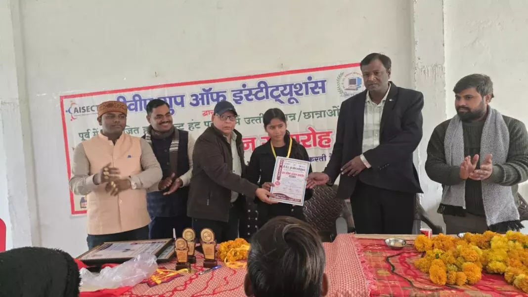 Farrukhabad: शिक्षा और मेधा में उत्कृष्टता के लिए प्रतिभाओं को सम्मान Farrukhabad: शिक्षा और मेधा में उत्कृष्टता के लिए प्रतिभाओं को सम्मान
