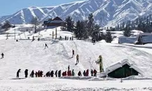 Gulmarg: ताजी बर्फबारी, सफेद चादर में लिपटा धरती का स्वर्ग, पर्यटकों में उत्साह Gulmarg: ताजी बर्फबारी, सफेद चादर में लिपटा धरती का स्वर्ग, पर्यटकों में उत्साह
