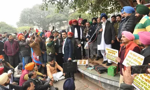 Punjab CM हेलिकॉप्टर विवाद, पत्रकारों, मानवाधिकार कार्यकर्ताओं ने केस दर्ज करने का विरोध किया Punjab CM हेलिकॉप्टर विवाद, पत्रकारों, मानवाधिकार कार्यकर्ताओं ने केस दर्ज करने का विरोध किया