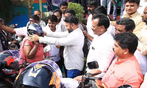 Gudibande : सांसद डॉ. के सुधाकर ने मुफ्त हेलमेट वितरण कार्यक्रम का शुभारंभ किया Gudibande : सांसद डॉ. के सुधाकर ने मुफ्त हेलमेट वितरण कार्यक्रम का शुभारंभ किया