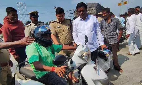 Helmet : पुलिस के डर से नहीं, बल्कि परिवार की सुरक्षा के लिए