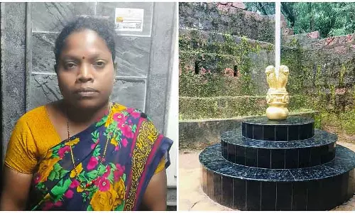 Ankola : महिला ने स्कूल के झंडे के लिए गृहलक्ष्मी के पैसे दान किए Ankola : महिला ने स्कूल के झंडे के लिए गृहलक्ष्मी के पैसे दान किए