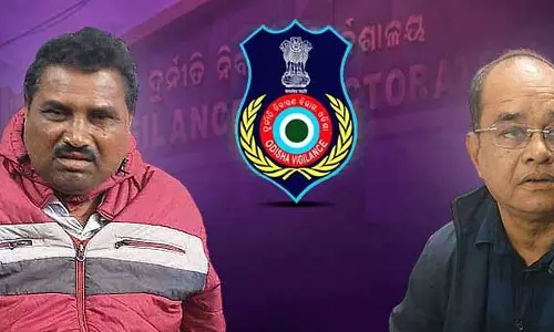 Odisha विजिलेंस ने रिश्वतखोरी के आरोप में दो इंजीनियरों को पकड़ा Odisha विजिलेंस ने रिश्वतखोरी के आरोप में दो इंजीनियरों को पकड़ा
