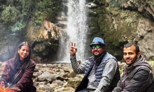 Himachal: तीर्थन घाटी के कम मशहूर झरनों पर टूरिस्ट उमड़े Himachal: तीर्थन घाटी के कम मशहूर झरनों पर टूरिस्ट उमड़े