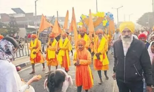 Bareilly: नगर कीर्तन में दिखे श्रद्धा और शौर्य के रंग