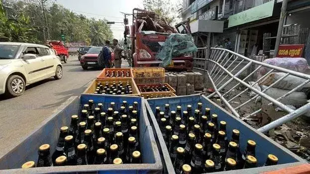 kerala: शराब ले जा रहे ट्रक की कार से टक्कर, ड्राइवर की मौत, बोतलें सड़क पर बिखर गईं