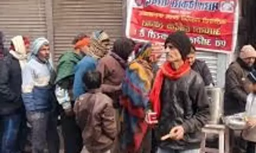 Farrukhabad: शीतलहर में राहगीरों को भारत विकास परिषद की राहत सेवा