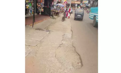 Kerala : केबल बिछाने के लिए सड़क खोदी गई Kerala : केबल बिछाने के लिए सड़क खोदी गई
