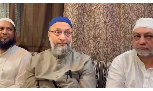 Owaisi ने यूपी के मोबाइल पीठ पर बांग्लादेशी पहचान परीक्षण पर मज़ाक उड़ाया Owaisi ने यूपी के मोबाइल पीठ पर बांग्लादेशी पहचान परीक्षण पर मज़ाक उड़ाया