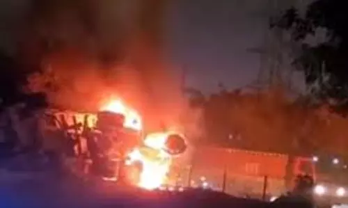 Gurugram: डिवाइडर से टकराने के बाद ट्रक में लगी भीषण आग Gurugram: डिवाइडर से टकराने के बाद ट्रक में लगी भीषण आग