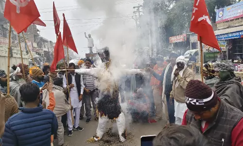 Jodhpur: अमेरिकन साम्राज्यवाद के खिलाफ जोधपुर में ट्रंप का पुतला जलाया गया Jodhpur: अमेरिकन साम्राज्यवाद के खिलाफ जोधपुर में ट्रंप का पुतला जलाया गया