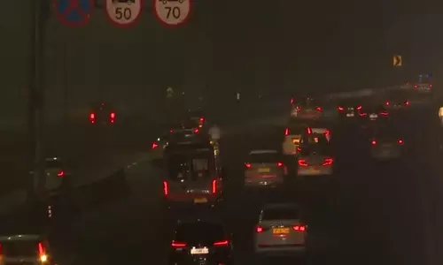 दिल्ली में कोहरा, AQI खराब; IGI हवाई अड्डे पर उड़ानें देरी से हुईं दिल्ली में कोहरा, AQI खराब; IGI हवाई अड्डे पर उड़ानें देरी से हुईं