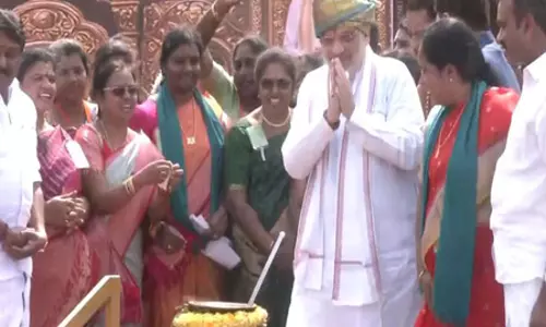 अमित शाह ने तिरुचिरापल्ली के मंदिरों में पूजा-अर्चना कर मोदी पोंगल समारोह में की शिरकत अमित शाह ने तिरुचिरापल्ली के मंदिरों में पूजा-अर्चना कर मोदी पोंगल समारोह में की शिरकत
