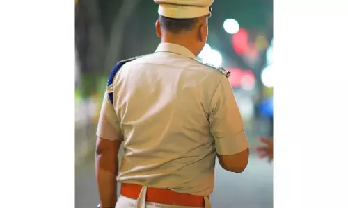 Bengaluru में पंचमुखी नागदेवता मंदिर के पास धार्मिक जुलूस के दौरान रथ पर पत्थर फेंके गए Bengaluru में पंचमुखी नागदेवता मंदिर के पास धार्मिक जुलूस के दौरान रथ पर पत्थर फेंके गए