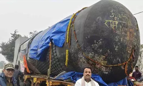दुनिया का सबसे बड़ा 210 टन का शिवलिंग बिहार पहुंचा, Gopalganj में रुका दुनिया का सबसे बड़ा 210 टन का शिवलिंग बिहार पहुंचा, Gopalganj में रुका