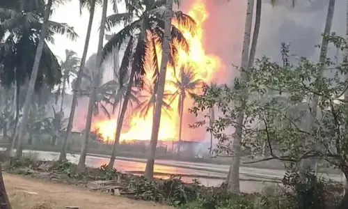 आंध्र के कोनासीमा में ONGC पाइपलाइन से गैस लीक होने से अफरा-तफरी मच गई आंध्र के कोनासीमा में ONGC पाइपलाइन से गैस लीक होने से अफरा-तफरी मच गई
