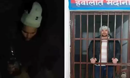 Uttar Pradesh: बागपत में एक आदमी ने जबरदस्ती आवारा कुत्ते को शराब पिलाई Uttar Pradesh: बागपत में एक आदमी ने जबरदस्ती आवारा कुत्ते को शराब पिलाई