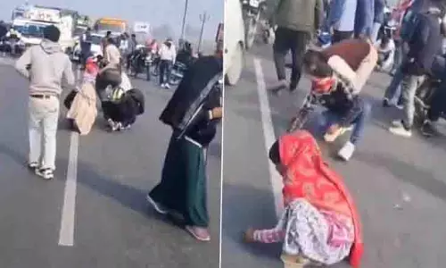 चांदी की लूट Hapur में, ट्रक से गिरने से भीड़ और ट्रैफिक जाम चांदी की लूट Hapur में, ट्रक से गिरने से भीड़ और ट्रैफिक जाम