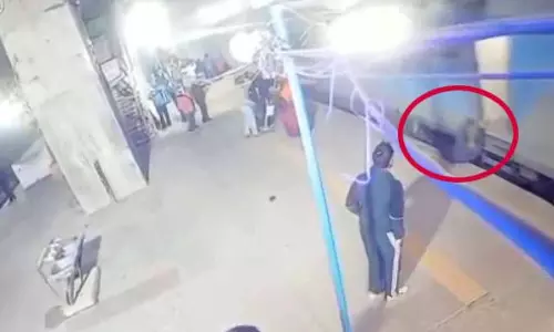 Chandigarh: अचानक ट्रेन चलने से यात्रियों की जान बाल-बाल बची Chandigarh: अचानक ट्रेन चलने से यात्रियों की जान बाल-बाल बची