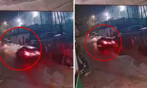 Jabalpur में तेज रफ्तार कार ने मोटरसाइकिल को टक्कर मारी, कार पलट गई