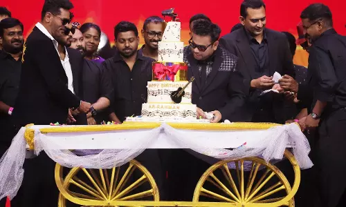 A R Rahman ने मूनवॉक टीम के साथ जन्मदिन मनाया; ऑडियो लॉन्च पर केक काटा A R Rahman ने मूनवॉक टीम के साथ जन्मदिन मनाया; ऑडियो लॉन्च पर केक काटा