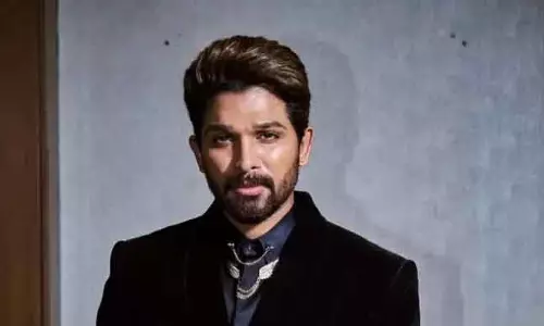 हैदराबाद में फैंस के बीच फंसे Allu Arjun: कैफे के बाहर मची अफरा-तफरी