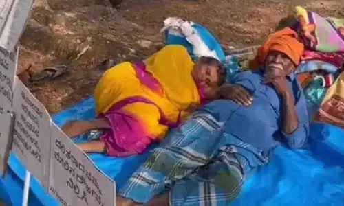 अवैध तोड़फोड़ के विरोध में Puttur में बुजुर्ग दंपति का धरना जारी