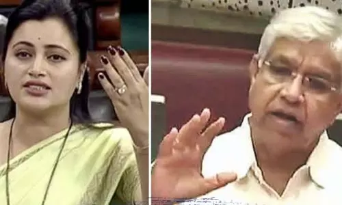 Navneet Rana ने अजित पवार की आलोचना की, उनसे गरिमा के साथ बोलने का आग्रह किया Navneet Rana ने अजित पवार की आलोचना की, उनसे गरिमा के साथ बोलने का आग्रह किया