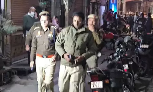 युवक ने की मां और भाई-बहन की हत्या, इलाके में हड़कंप युवक ने की मां और भाई-बहन की हत्या, इलाके में हड़कंप