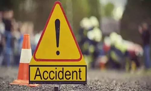 Kozhikode में भीषण हादसा: बीयर की बोतलों से भरी लॉरी पलटी, ड्राइवर की मौत Kozhikode में भीषण हादसा: बीयर की बोतलों से भरी लॉरी पलटी, ड्राइवर की मौत