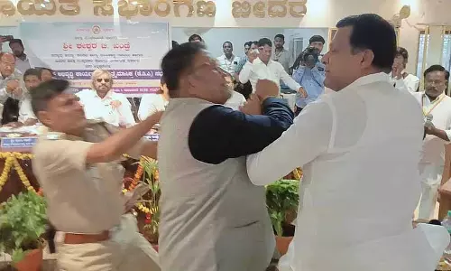 केडीपी की मीटिंग में बीजेपी MLA और कांग्रेस MLC में मारपीट