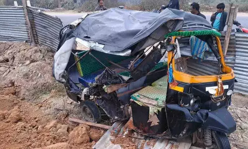 Sonpur में कार की टक्कर से ऑटो में सवार दो लोग घायल हो गए Sonpur में कार की टक्कर से ऑटो में सवार दो लोग घायल हो गए