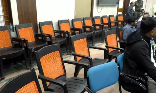 Rayagada: सरकारी अधिकारियों की देर पर कलेक्टर ने लगाई रोक Rayagada: सरकारी अधिकारियों की देर पर कलेक्टर ने लगाई रोक