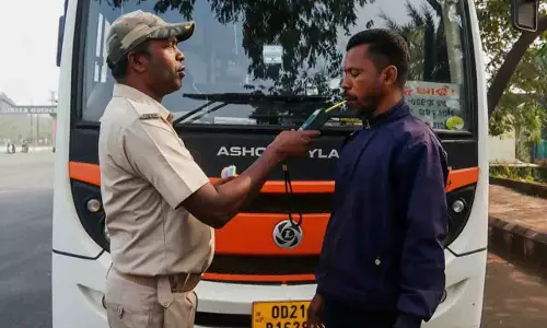 Odisha: अमा और प्राइवेट बसों पर कड़ी सुरक्षा जांच Odisha: अमा और प्राइवेट बसों पर कड़ी सुरक्षा जांच