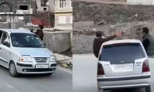 Himachal की लाहौल घाटी में चलती कार पर खतरनाक स्टंट करते दिखे युवक