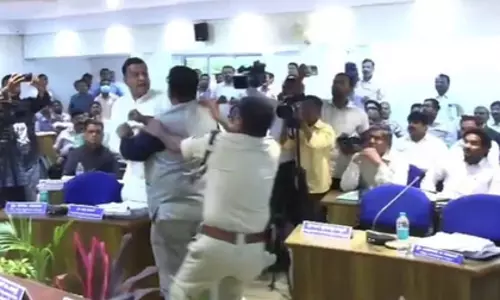 बीदर में जमीन विवाद को लेकर बीजेपी विधायक और कांग्रेस MLC में झड़प बीदर में जमीन विवाद को लेकर बीजेपी विधायक और कांग्रेस MLC में झड़प