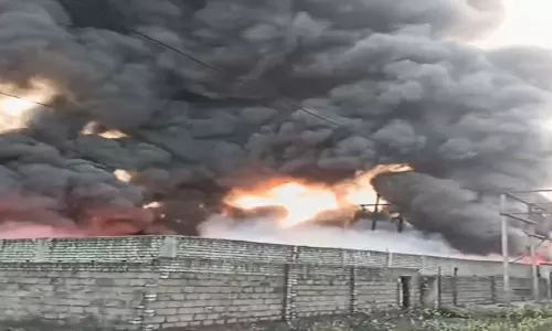 CG: कबाड़ गोदाम में भीषण आग, आसमान तक फैली लपटें, देखें VIDEO... CG: कबाड़ गोदाम में भीषण आग, आसमान तक फैली लपटें, देखें VIDEO...