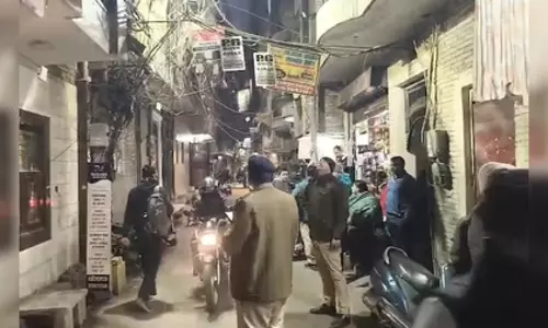 पुलिस स्टेशन में गया आदमी, कहा उसने मार डाला मां और भाई-बहनों को पुलिस स्टेशन में गया आदमी, कहा उसने मार डाला मां और भाई-बहनों को