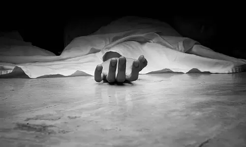 नाबालिग दुल्हन Mobile Phone इस्तेमाल करते समय ताड़ के पेड़ से जलकर मर गई नाबालिग दुल्हन Mobile Phone इस्तेमाल करते समय ताड़ के पेड़ से जलकर मर गई