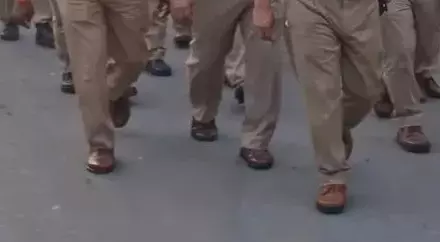 पुलिसकर्मी के घर छापेमारी, शराब कोचिया से लेता था रिश्वत पुलिसकर्मी के घर छापेमारी, शराब कोचिया से लेता था रिश्वत