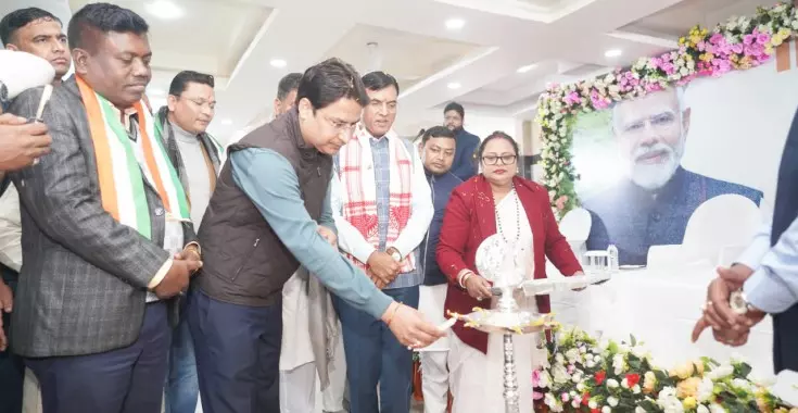 सिनकोना बागानों में काम करने के लिए सम्मानजनक वेतन और बेहतर जीवन स्तर सुनिश्चित करने के लिए प्रतिबद्ध सिनकोना बागानों में काम करने के लिए सम्मानजनक वेतन और बेहतर जीवन स्तर सुनिश्चित करने के लिए प्रतिबद्ध