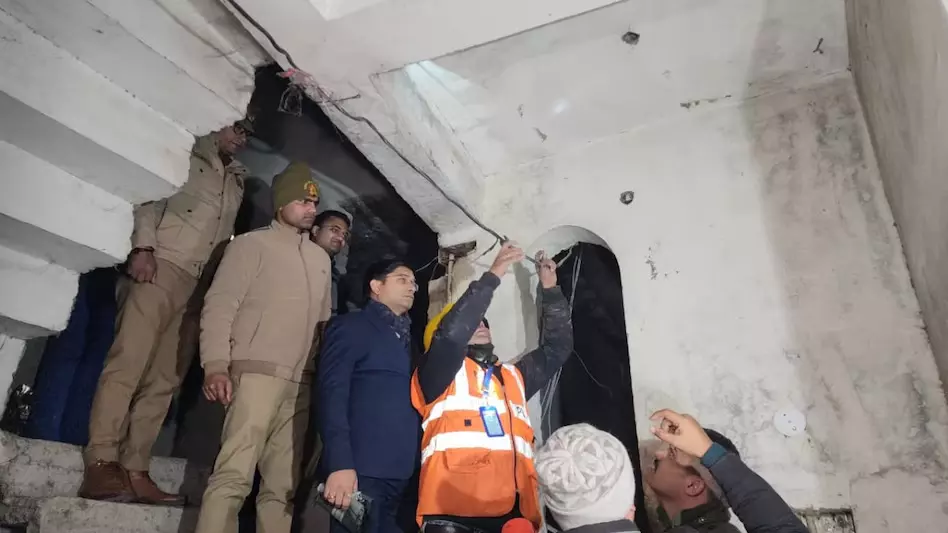 बिजली चोरों को पकड़ने उतरे एसपी और कलेक्टर साहब, आधी रात चलाया बड़ा अभियान बिजली चोरों को पकड़ने उतरे एसपी और कलेक्टर साहब, आधी रात चलाया बड़ा अभियान