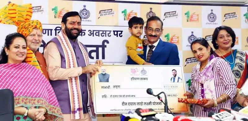 विपक्ष की आलोचना के बाद सरकार लाडो लक्ष्मी योजना की एलिजिबिलिटी का रिव्यू करेगी विपक्ष की आलोचना के बाद सरकार लाडो लक्ष्मी योजना की एलिजिबिलिटी का रिव्यू करेगी