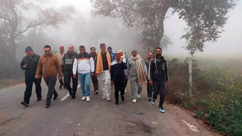 Haryana डायरी: मंत्री के बेटे ने गांववालों के साथ की बात Haryana डायरी: मंत्री के बेटे ने गांववालों के साथ की बात
