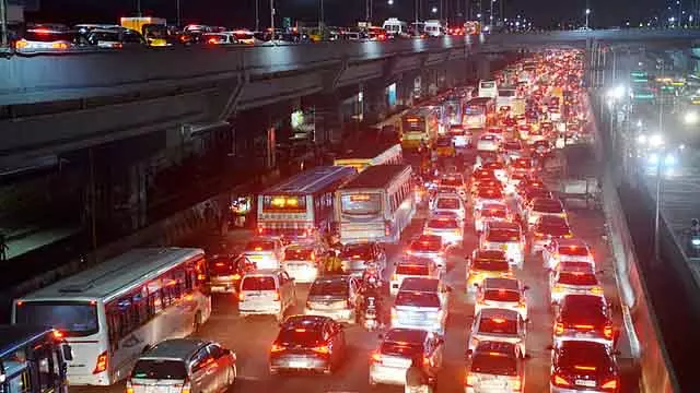 छुट्टी के बाद Chennai लौट रहे लोगों को ट्रैफिक जाम का सामना करना पड़ा छुट्टी के बाद Chennai लौट रहे लोगों को ट्रैफिक जाम का सामना करना पड़ा