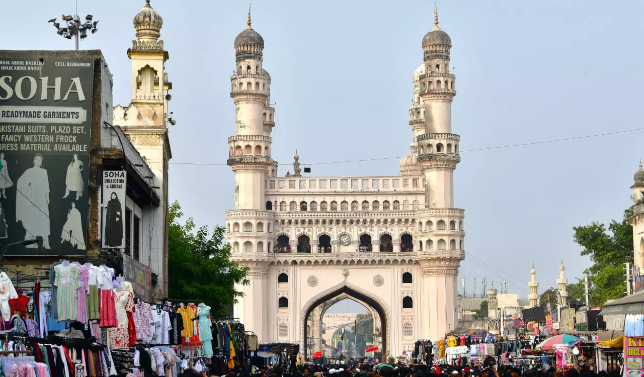 चारमीनार की 149 सीढ़ियाँ: हैदराबाद के मशहूर स्मारक की यात्रा चारमीनार की 149 सीढ़ियाँ: हैदराबाद के मशहूर स्मारक की यात्रा