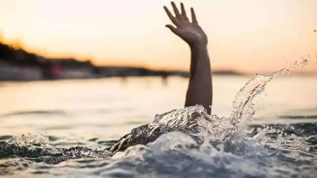 Hyderabad: 29 साल की महिला ने बच्चों के सामने हैदराबाद की हुसैन सागर झील में छलांग लगा दी Hyderabad: 29 साल की महिला ने बच्चों के सामने हैदराबाद की हुसैन सागर झील में छलांग लगा दी