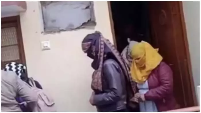IAS अधिकारी के मकान में किरायेदार सेक्स रैकेट चला रहा था...पुलिस की कार्रवाई से पूरे क्षेत्र में सनसनी फैली IAS अधिकारी के मकान में किरायेदार सेक्स रैकेट चला रहा था...पुलिस की कार्रवाई से पूरे क्षेत्र में सनसनी फैली
