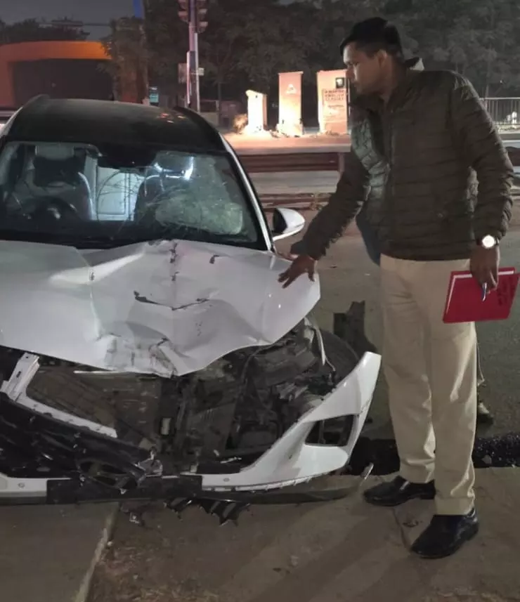 रायपुर : MLA के बेटे की कार ने मारी ठोकर, अग्रसेन धाम चौक के पास हादसा रायपुर : MLA के बेटे की कार ने मारी ठोकर, अग्रसेन धाम चौक के पास हादसा